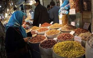حال و روز ناخوش بازار شب‌ عید در بهشهر/حاج‎محمد میوه‎فروش: دایی‎جان! هیچ‌کس این مردِم وِسته دل نسوزِنده