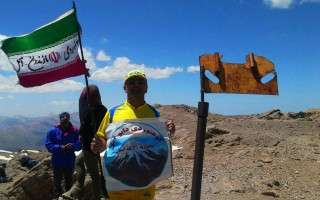 صعود کوهنورد آملی به ۳۱ قله مرتفع کشور به یاد شهدای مدافع حرم+ عکس