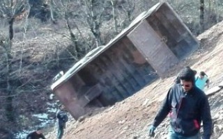 سقوط کامیون به دره در برسه دوهزار تنکابن +عکس