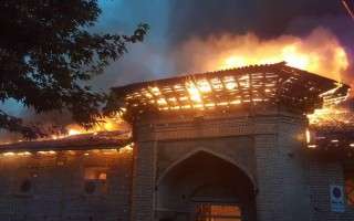 اطفای آتش‌سوزی مسجد جامع ساری/ اتصالی سیم برق دلیل آتش‌سوزی مسجد اعلام شد